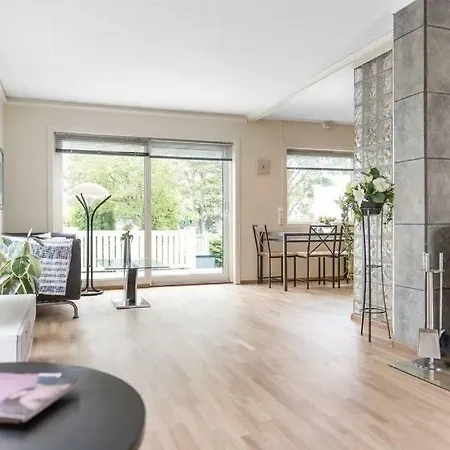 Innholdsrikt Hus Sentral Naer Flyplass, Tog Og Buss I Sentrumsomrade. Apartment *