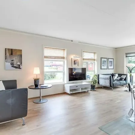 Innholdsrikt Hus Sentral Naer Flyplass, Tog Og Buss I Sentrumsomrade. Appartement *