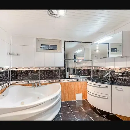 Innholdsrikt Hus Sentral Naer Flyplass, Tog Og Buss I Sentrumsomrade. Apartment *