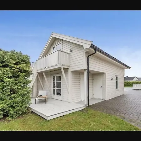 Appartement Innholdsrikt Hus Sentral Naer Flyplass, Tog Og Buss I Sentrumsomrade. Jordalen